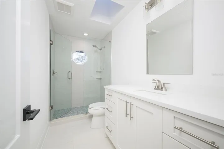 Upstairs full bath.