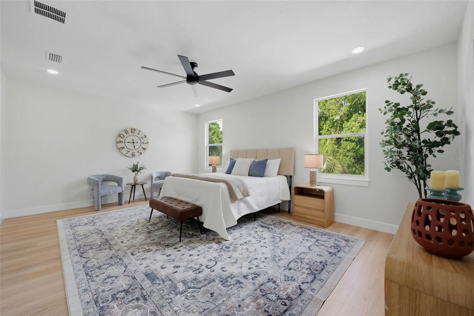 MASTER BEDROOM..