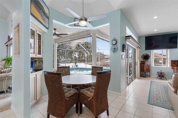 Breakfast nook with mitered glass