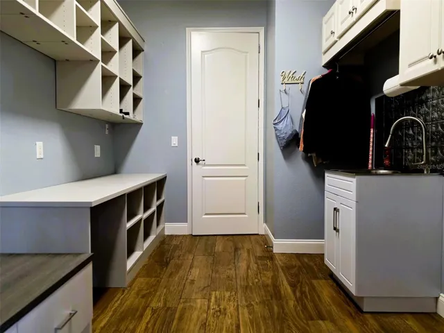 HUGE LAUNDRY ROOM