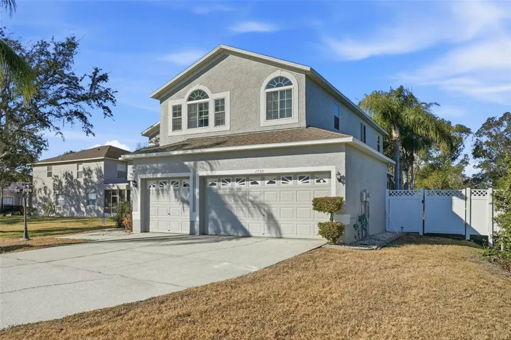 Large driveway with alot of parking space and a 3 car garage.