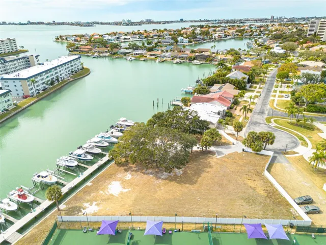 Boca Ciega Bay with easy access to Intracoastal Waterway