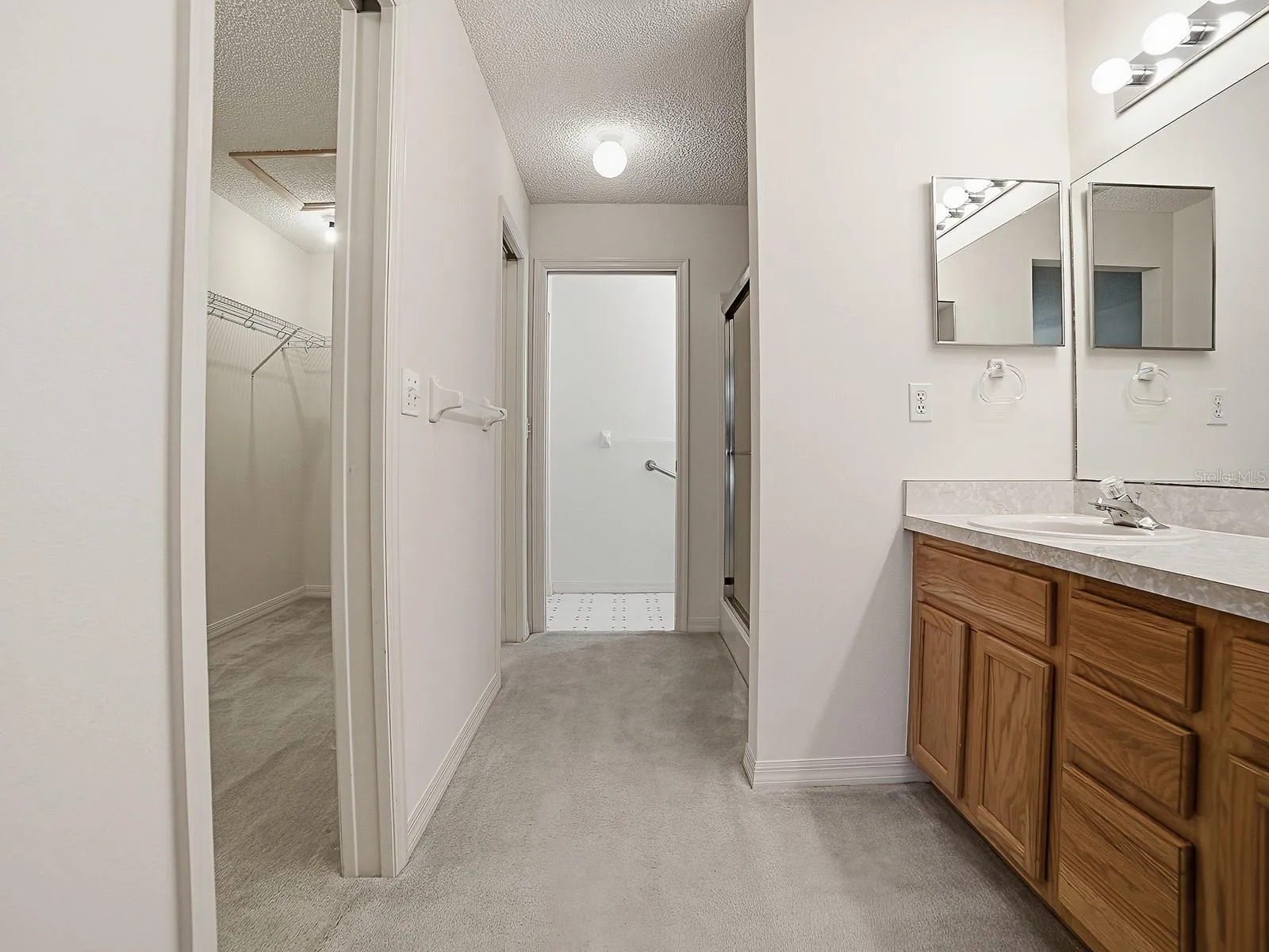 VIEW WITH CLOSET