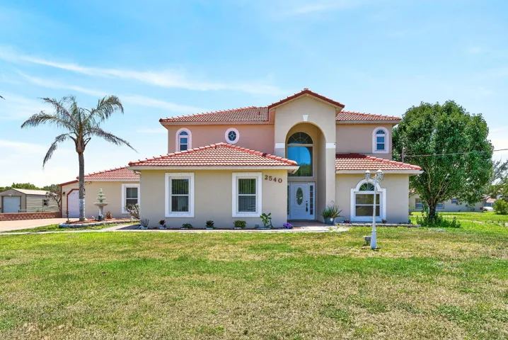 NO HOA, HALF AN ACRE of land, a PRIVATE POOL, and a full SEPARATE APARTMENT on the main floor – welcome to your next chapter on Winners Circle in the Winners Park community of Kissimmee!