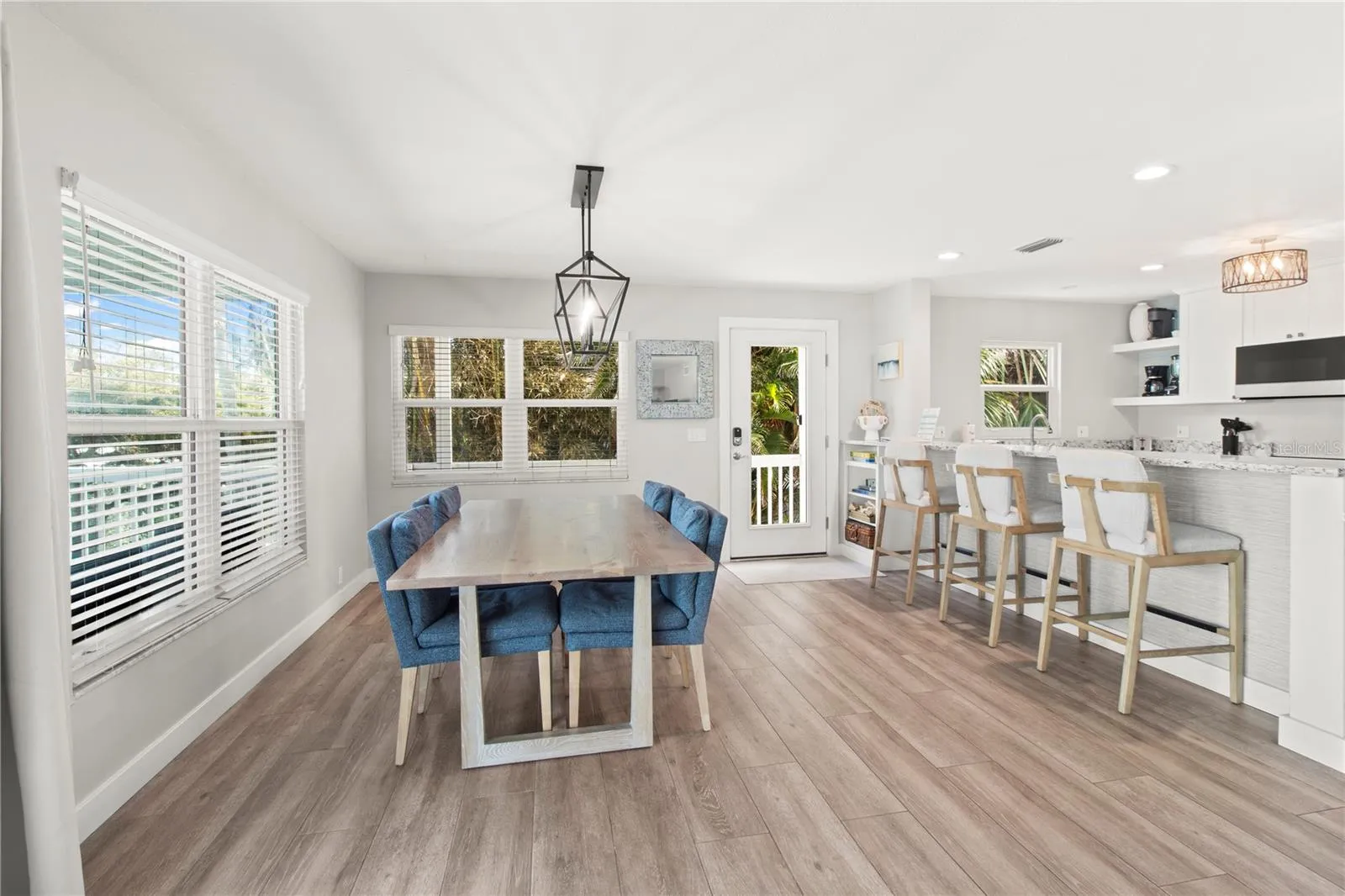 LARGE DINING ROOM