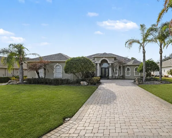 Luxury residence in Lake Jovita!