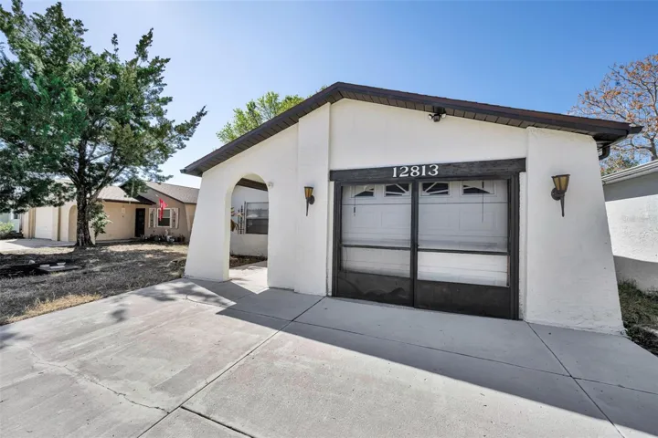 Wow! Great home and location. Close to access to everything by the Veteran's Expressway and minutes to restaurants, shopping and everyday conveniences.