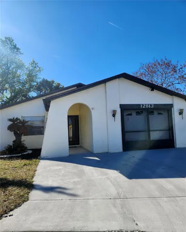 Wow! Great home and location. Close to access to everything by the Veteran's Expressway and minutes to restaurants, shopping and everyday conveniences.