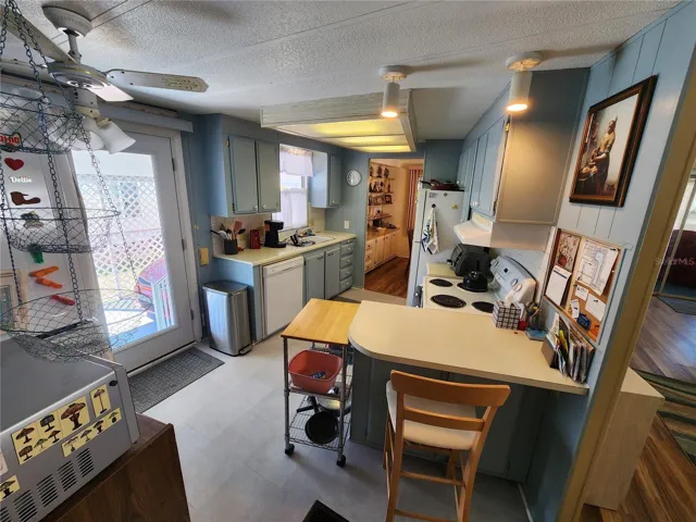Kitchen with Breakfast Bar