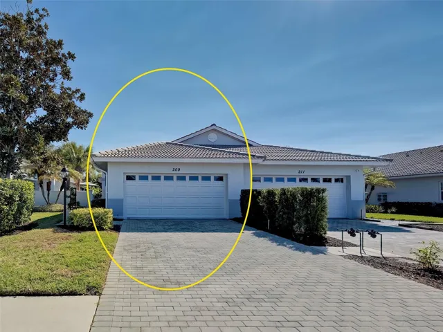 Make 209 Reclinata your new home in sunny, warm Venice FL.  Ideal location:  Less than 10 minutes to Venice Island and only a few minute walk to local restaurants and shopping!