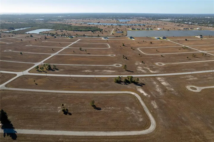 Nearby amenities include boating, fishing, kayaking, golf courses, marinas, shopping, dining, and medical facilities.
