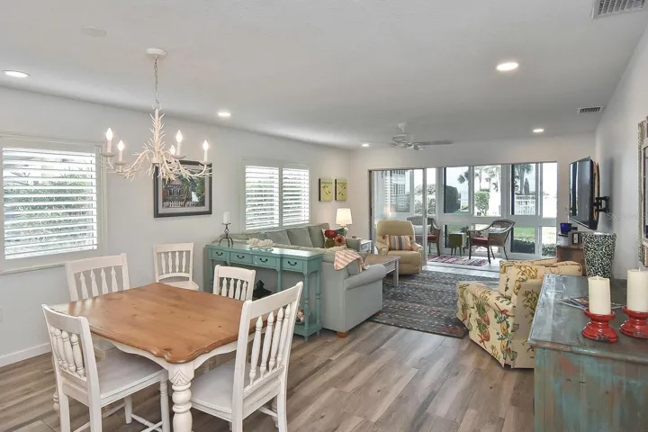Living/dining area