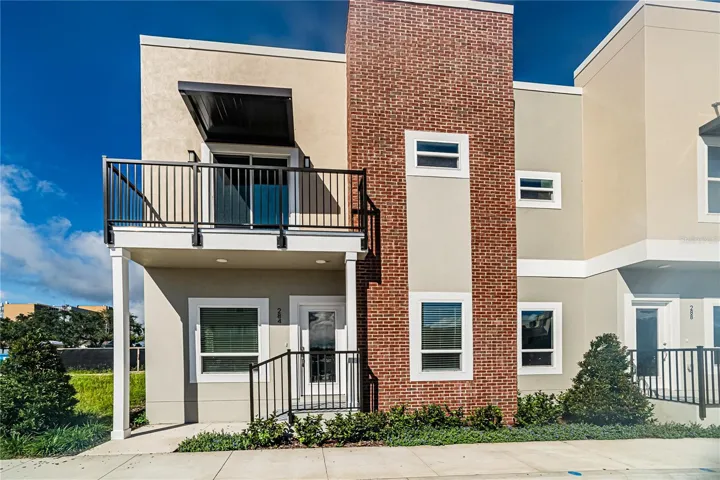 Like new end unit town home in sought after downtown Sanford. Surrounded by historic buildings, shops and restaurants and a quick walk to the river walk.