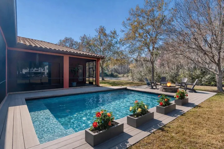VIRTUALLY STAGED POOL