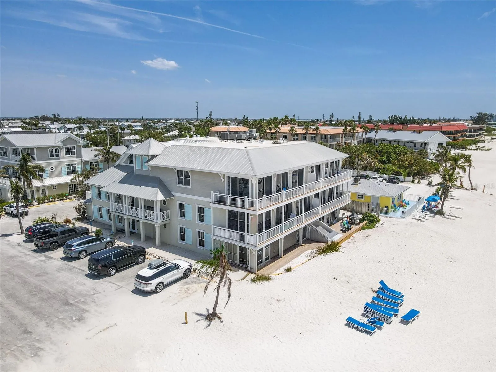BEACH VIEWS FROM MAINSAIL INN