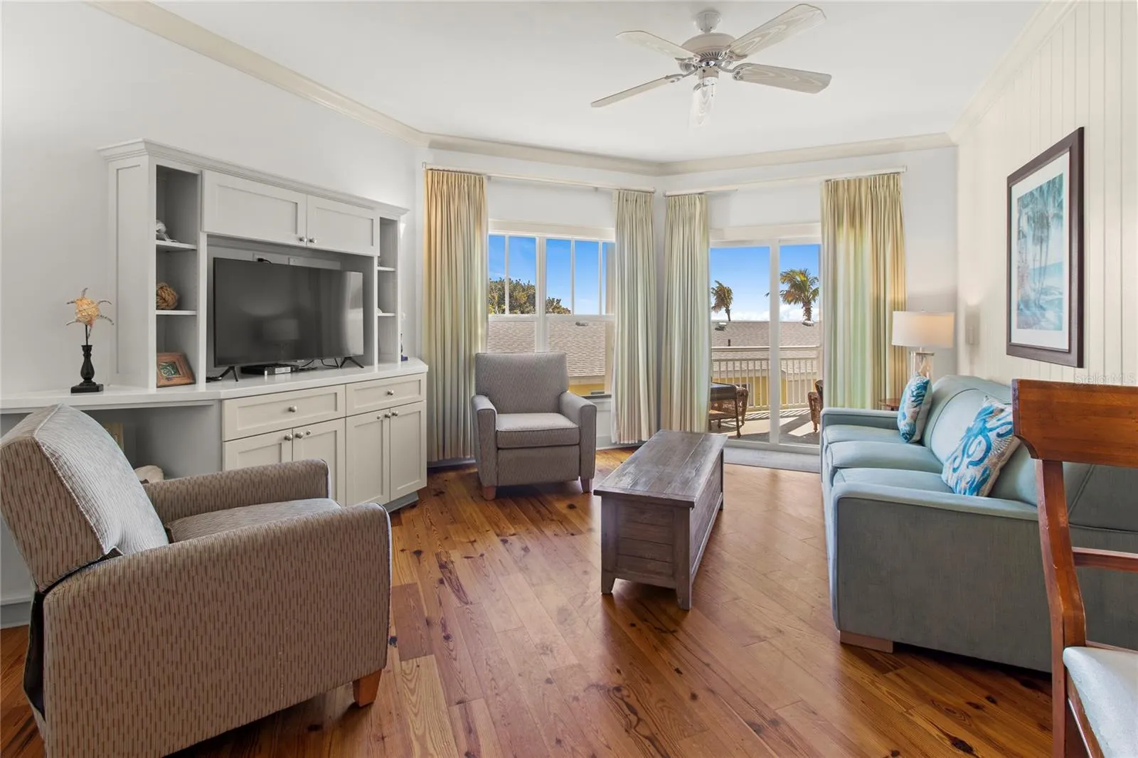 LIVINGROOM WITH BUILT-IN FOR TV