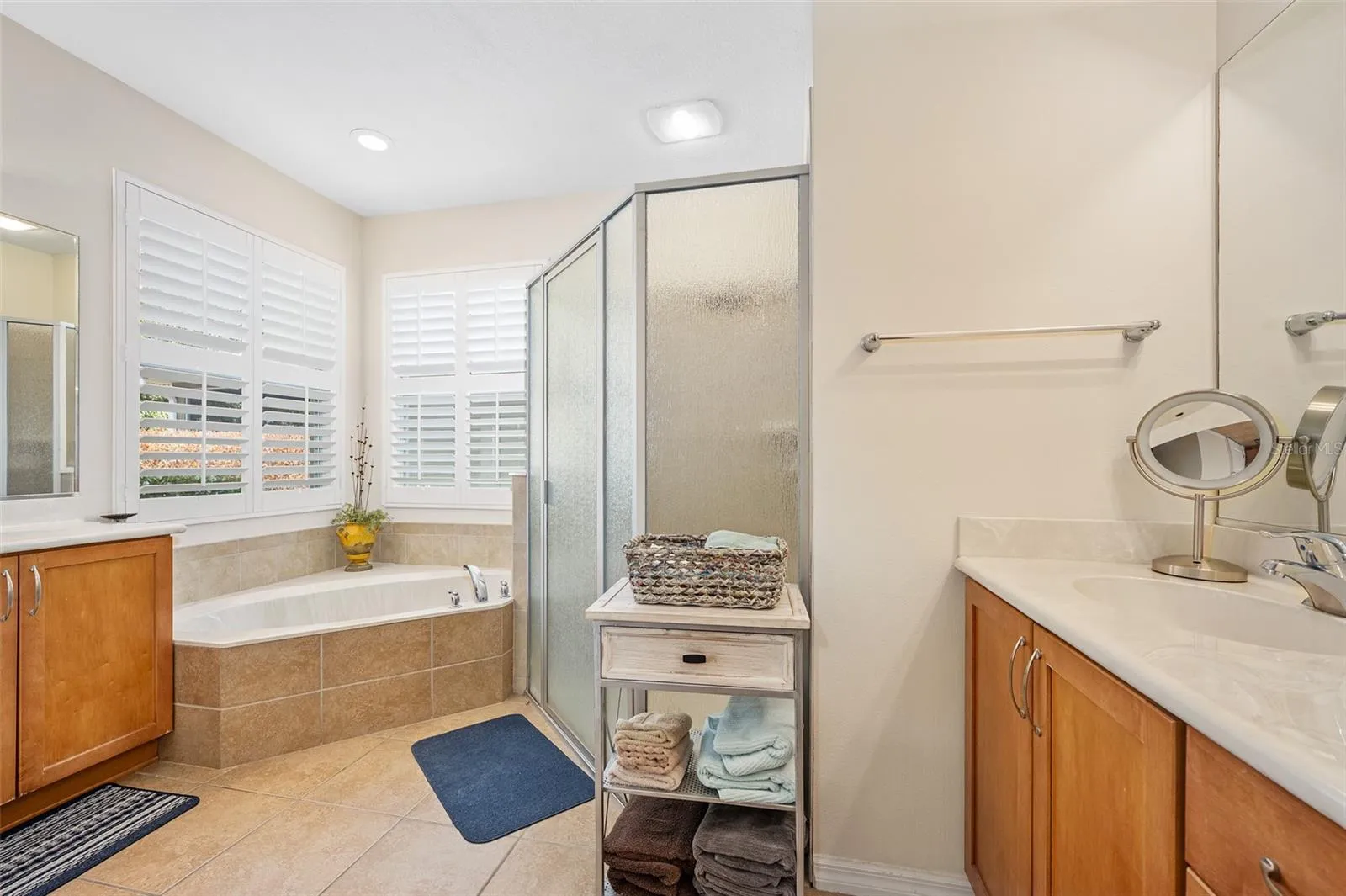 Dual split vanities