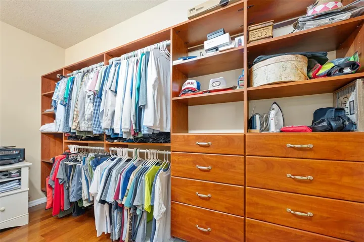 Primary closet system