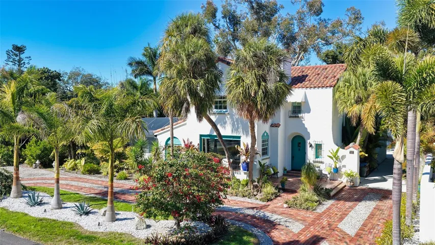 Welcome to 547 N. Shore Drive in Sapphire Shores.
