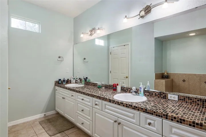 Spacious principal bathroom