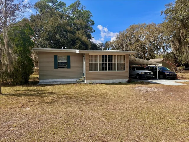 FRONT OF HOME WITH LARGE FRONT YARD