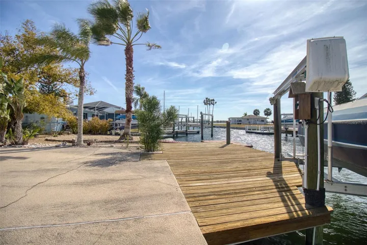 Boatlift w/water