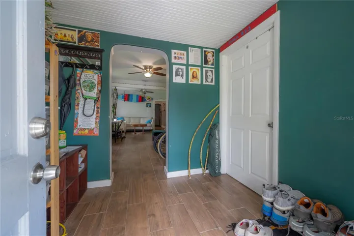 entrance room, bed 1 to the right