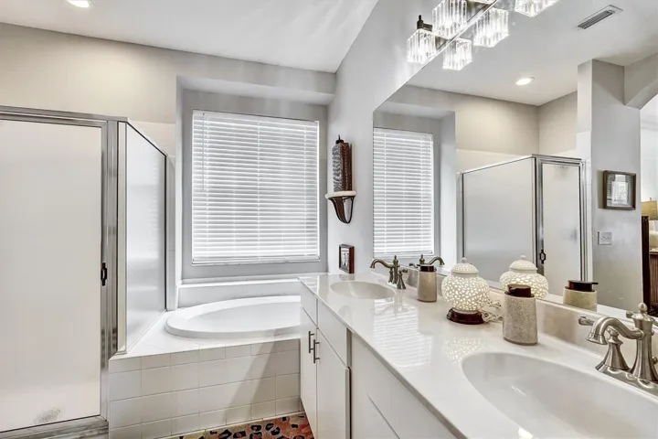 Master En-Suite Bathroom
