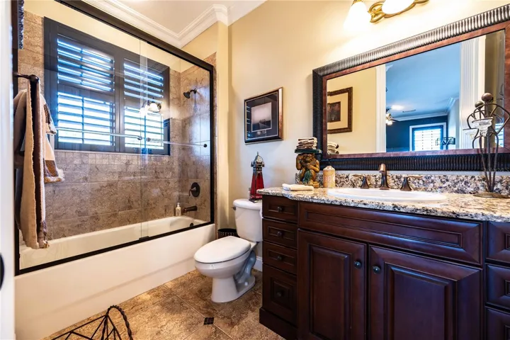 Upper Level Full Bath off Living Room