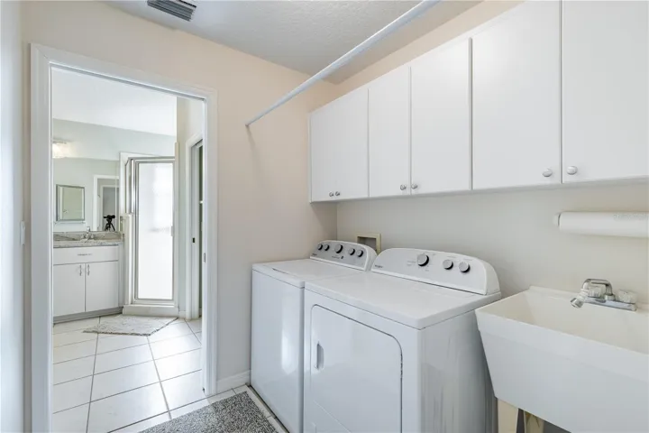 Laundry room with sink