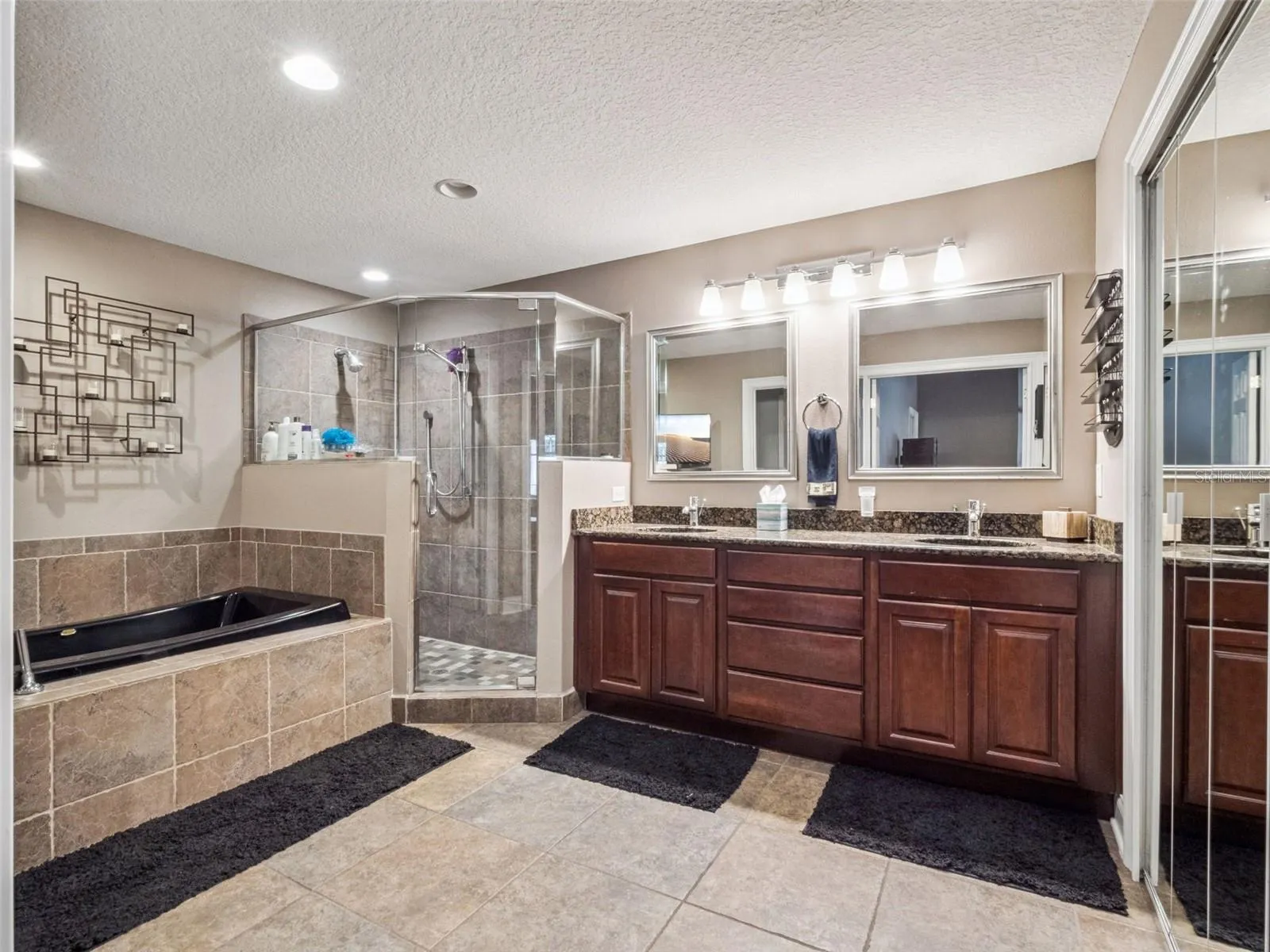 Spa-Style Owner’s Bath