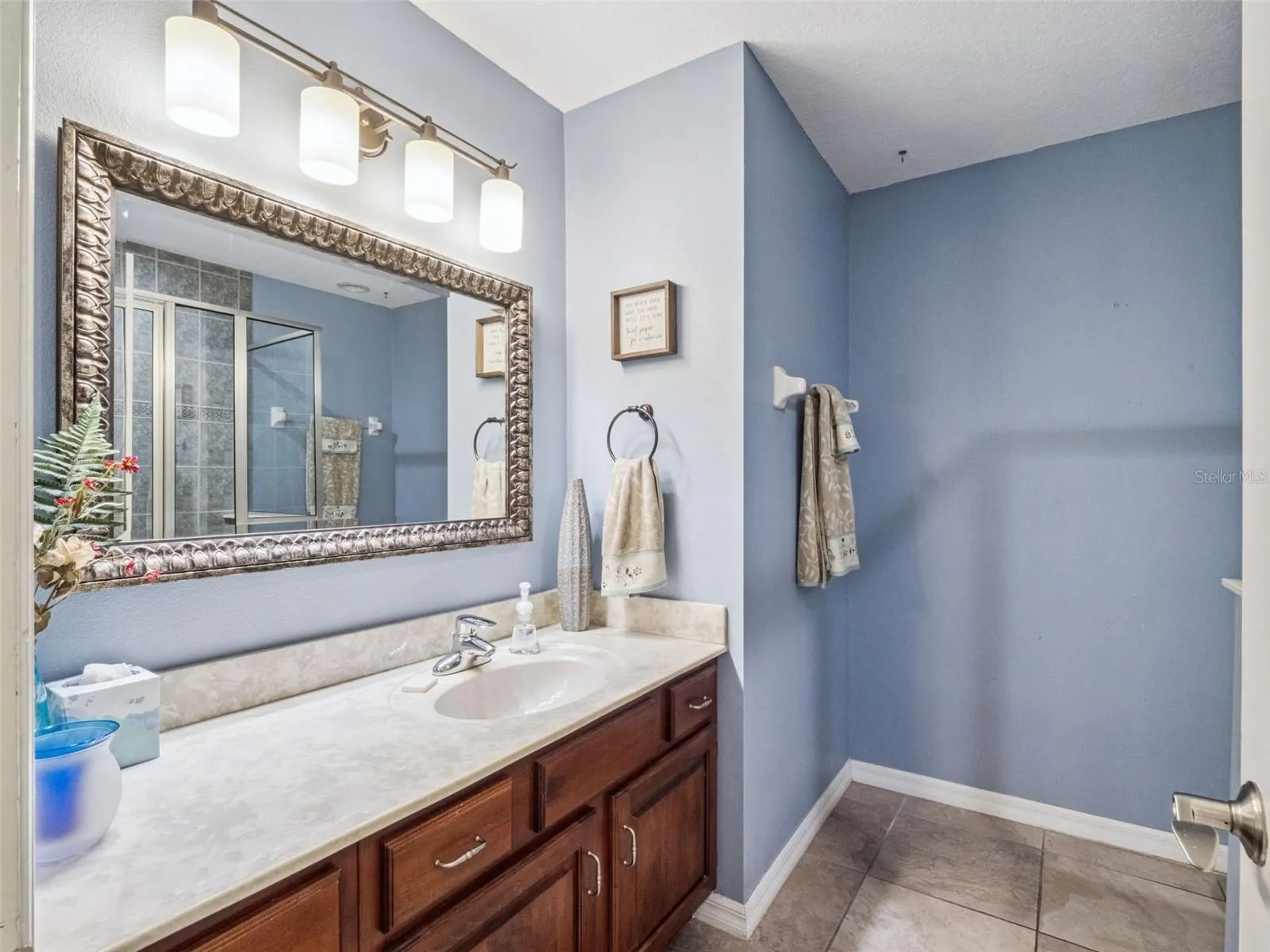 Stylish Secondary Bath