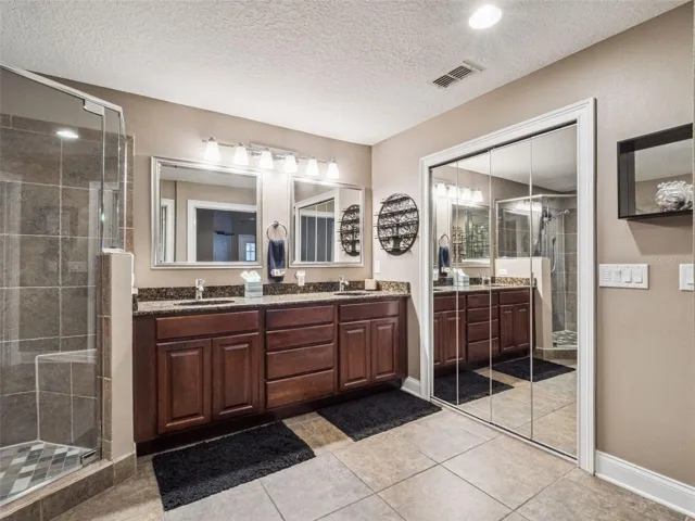 Spa-Style Owner’s Bath