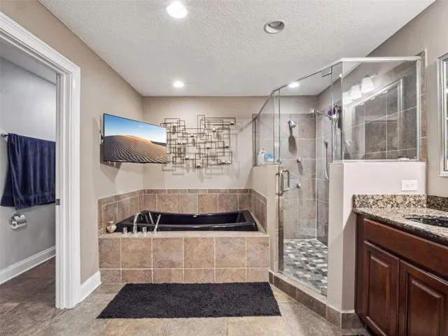 Spa-Style Owner’s Bath