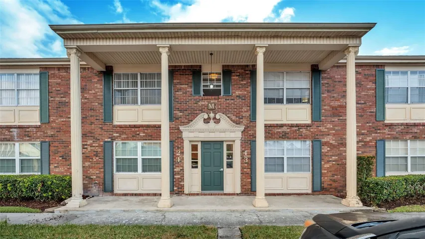 Enjoy Lake Bentley Condominums! This lakefront community provides a community pool, dock, boat ramp, tennis, exterior maintenance, Lawn & landscaping maintenance,  water, pest control, and more...Conveniently located to central Lakeland, The Polk Parkway and the new Orlando Health Watson Clinic Lakeland Highlands Hospital.