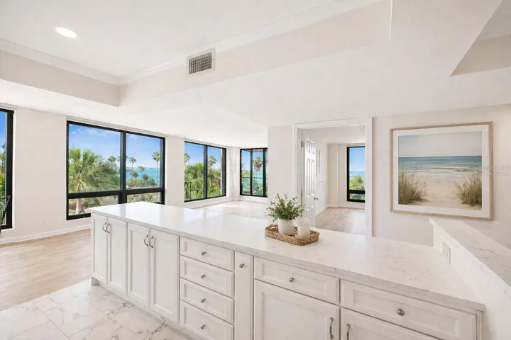 VIRTUALLY STAGED FR to KITCHEN