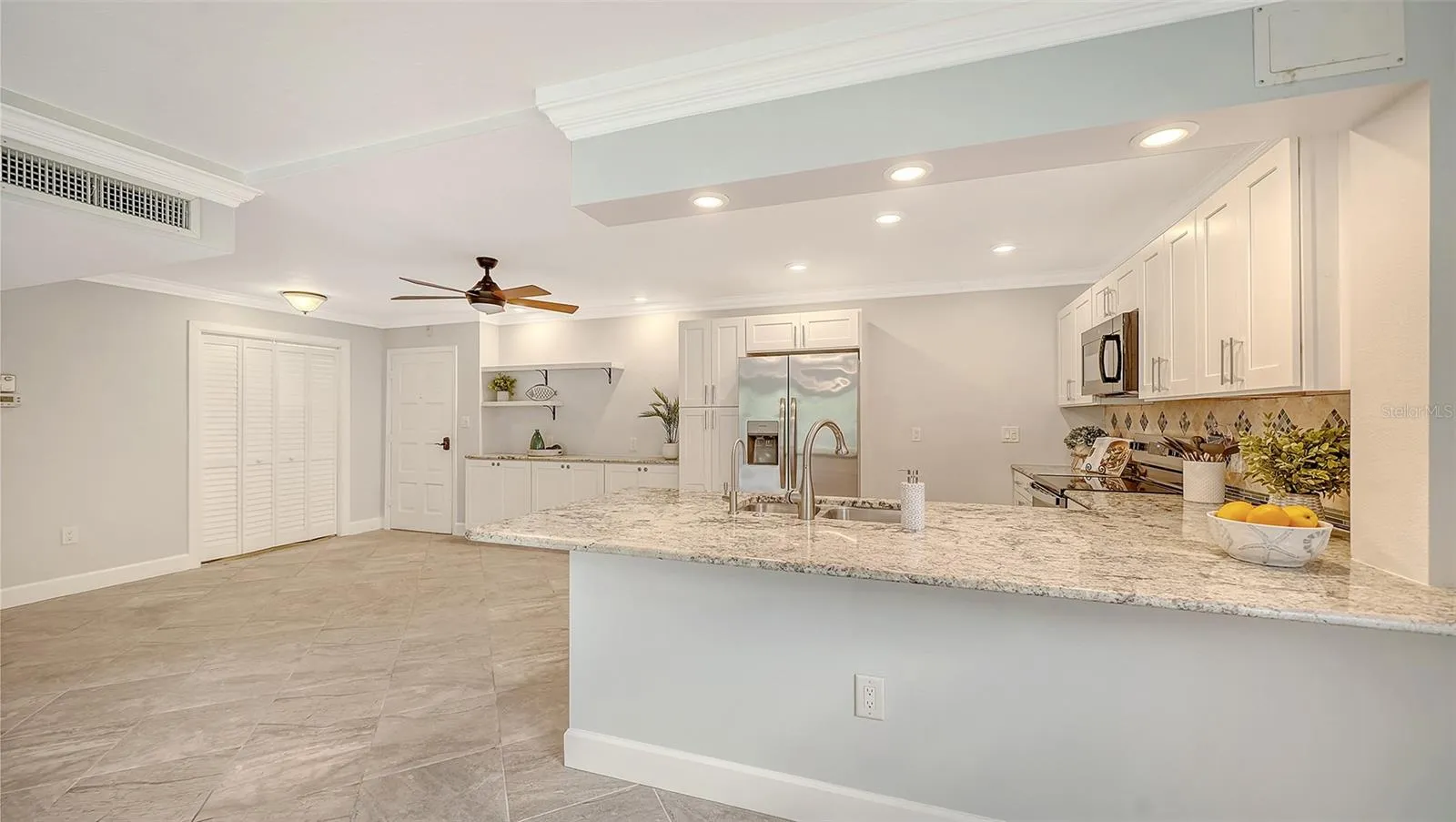 The newly remodeled kitchen features a 9' breakfast bar and granite countertops.