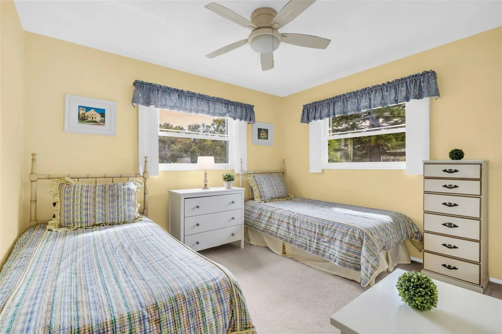 Large guest suite or would make the perfect office space~
