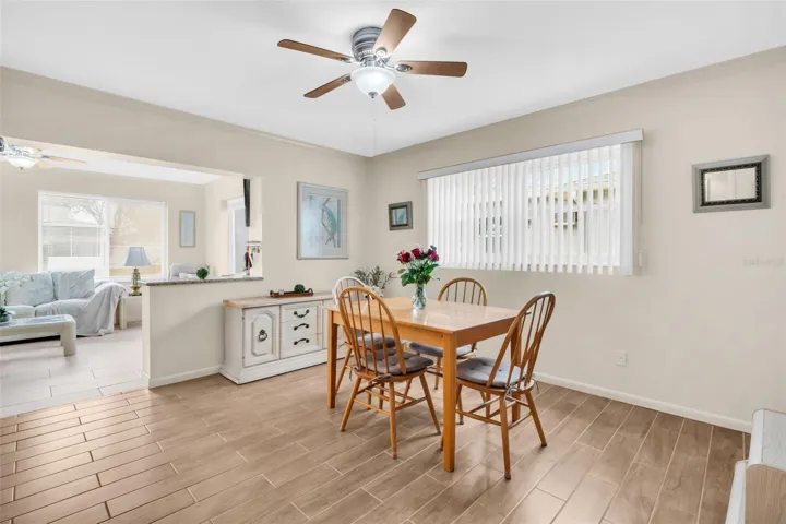 Perfect space for large family meals &amp; entertaining, and open to Florida room~