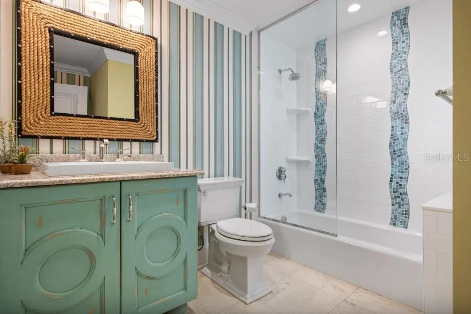Mid level bedroom #3 en suite bathroom