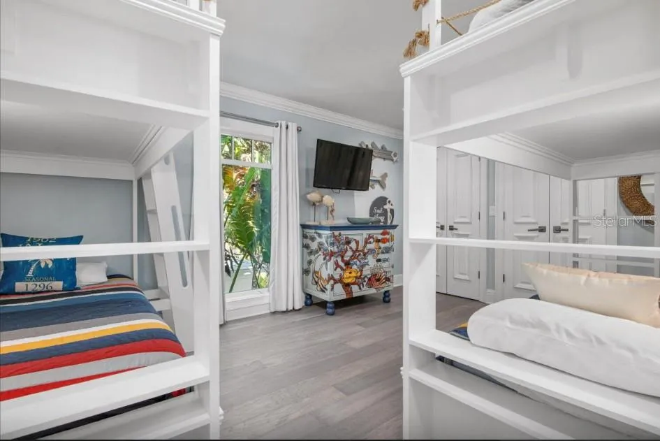 Mid level bedroom #2