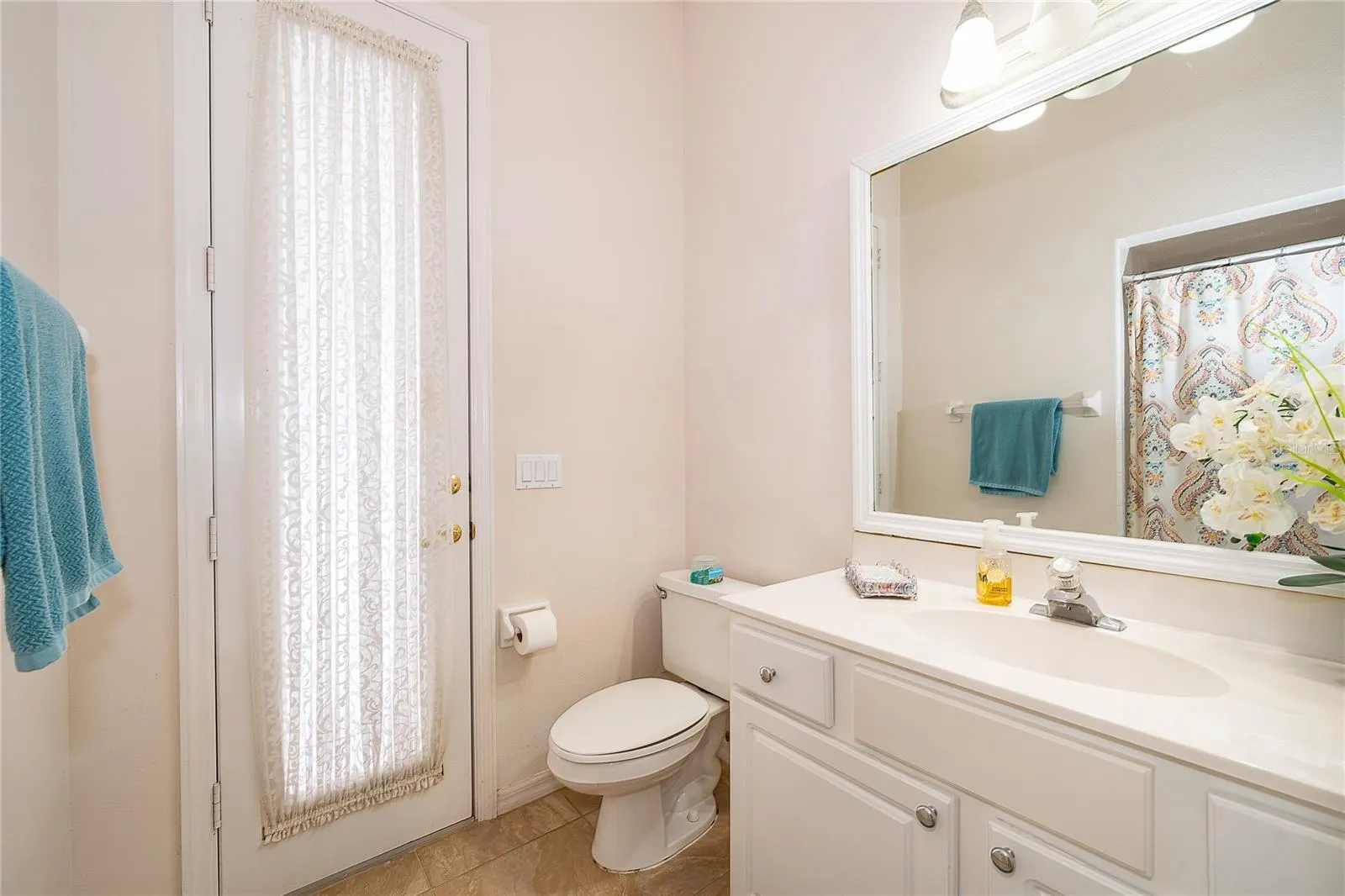 Guest Bath (pool)