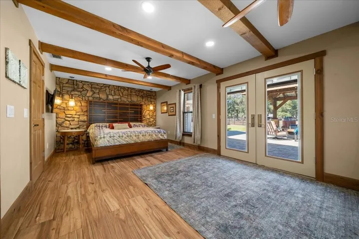 PRIMARTY BEDROOM EQUIPPED WITH SITTING ROOM