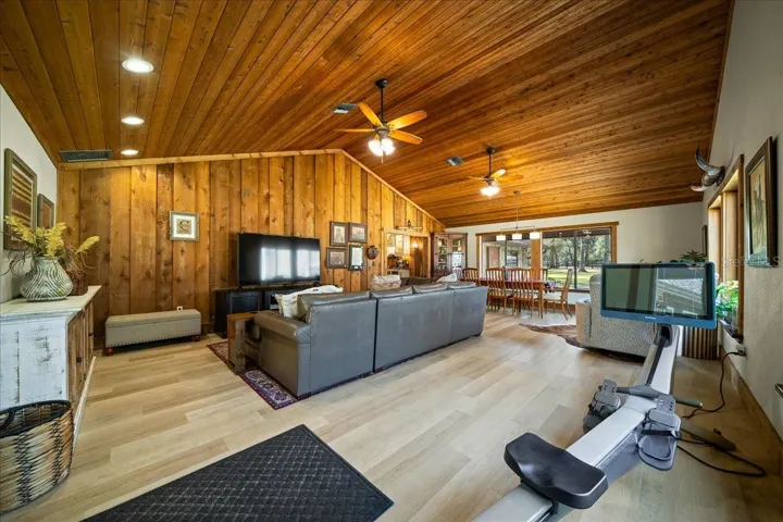 LARGE FAMILY ROOM