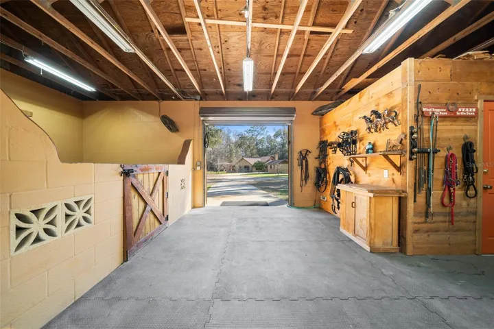 5 STALL CEMENT BLOCK BARN  ROLL UP DOORS
