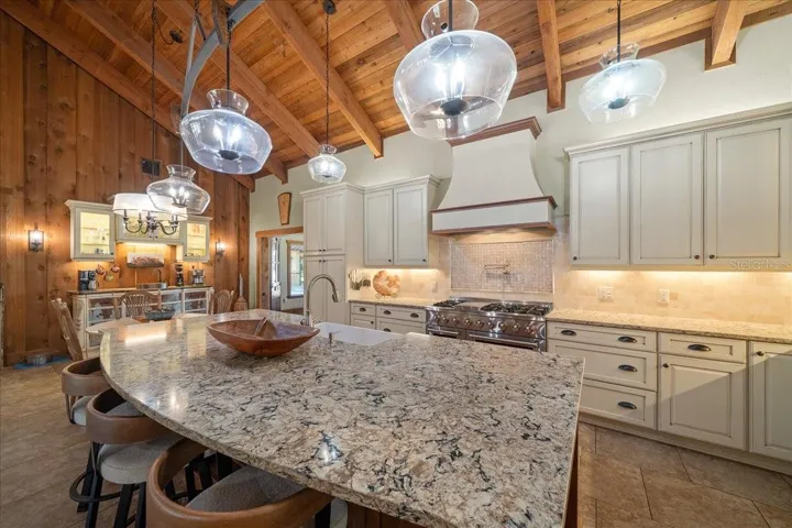 FAVBULOUS KITCHEN WITH MASSIVE EATING AREA