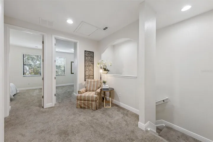Split bedroom plan.  Small usuable landing