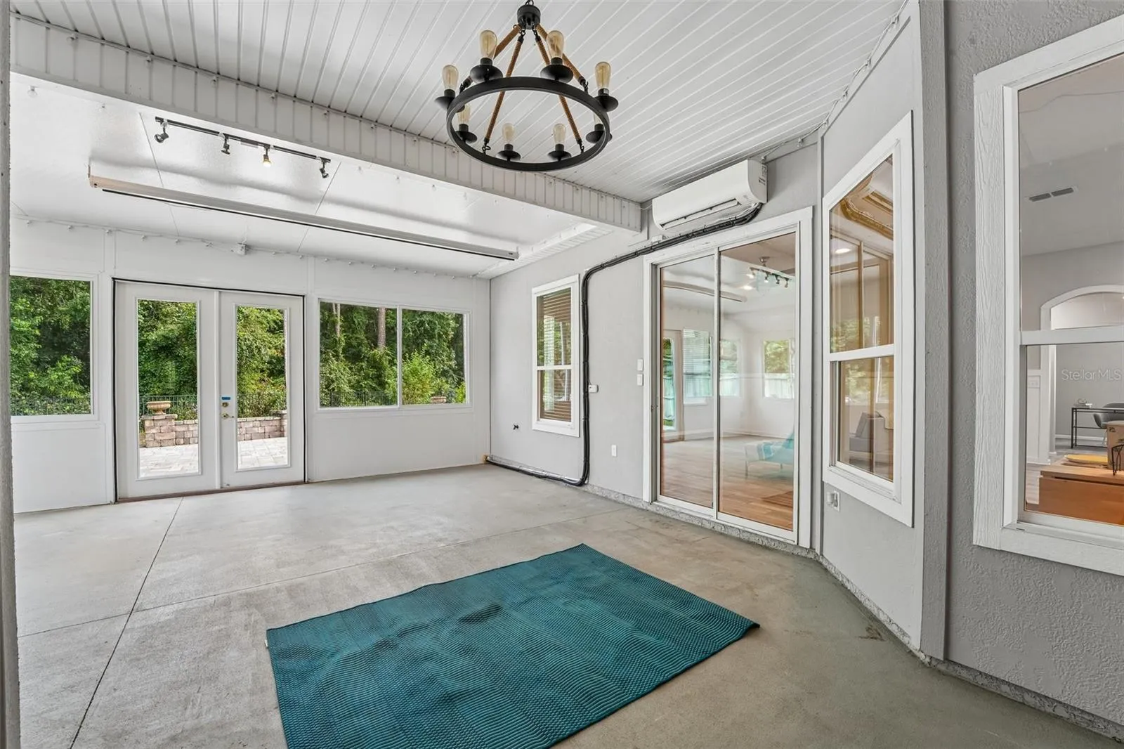 Florida room, under air