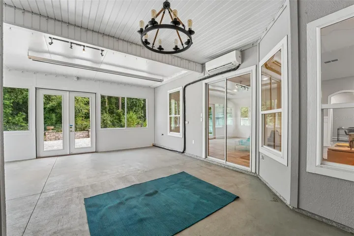 Florida room, under air