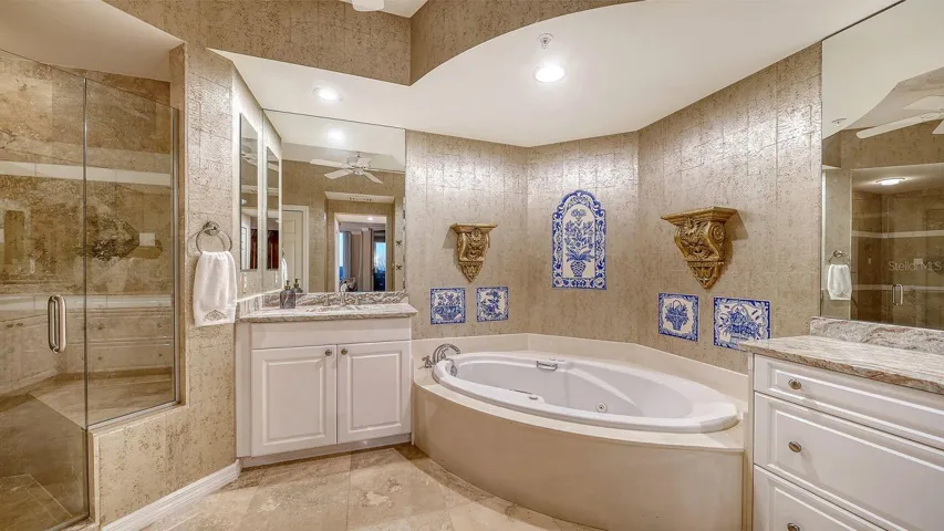 Pimary bath with spa tub